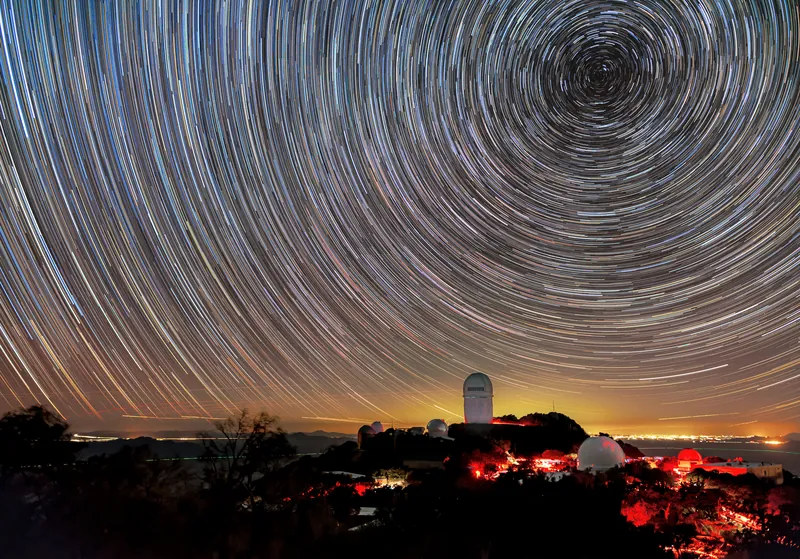 Les étoiles tracent des cercles autour de l’étoile Polaire, presque immobile, au-dessus de Kitt Peak