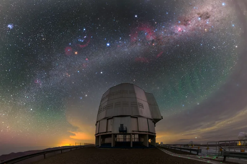 Panorama de nuit au Chili : la Voie lactée et Orion au-dessus de la grande coupole du télescope Antu du VLT