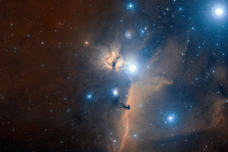 Autour d’Alnitak, étoile de la ceinture d’Orion : la nébuleuse de la Flamme, la sombre Tête de Cheval et des étoiles bleues