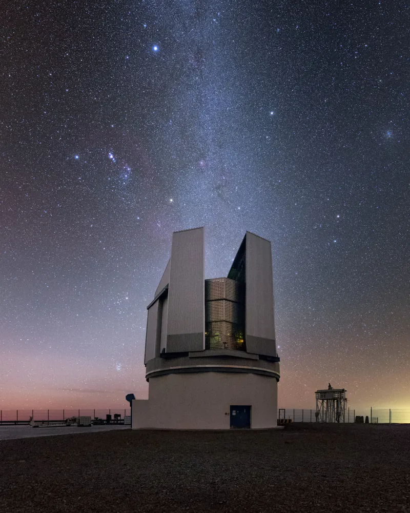 La constellation d’Orion et la Voie lactée au-dessus de la coupole d’un télescope, dans la nuit du désert
