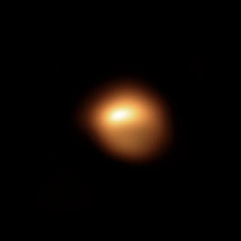 La surface de Bételgeuse en décembre 2019, vue par l’instrument SPHERE du VLT : un disque orangé déformé sur fond noir