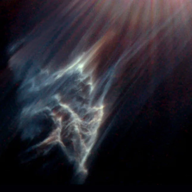 Filaments de gaz et de poussière bleu-blanc et rosé, en éventail, près de l’étoile Mérope, vus par le télescope Hubble