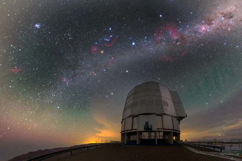 Panorama de nuit au Chili : les Pléiades, Orion et la Voie lactée au-dessus de la coupole du télescope Antu du VLT