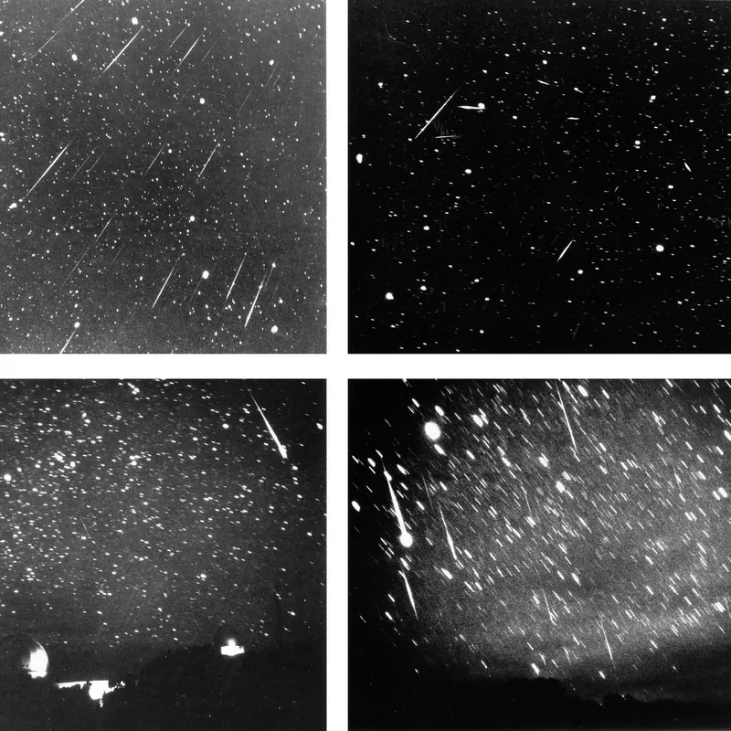 Quatre photographies en noir et blanc d’un ciel strié de traînées blanches de météores, deux coupoles au bas d’une vue