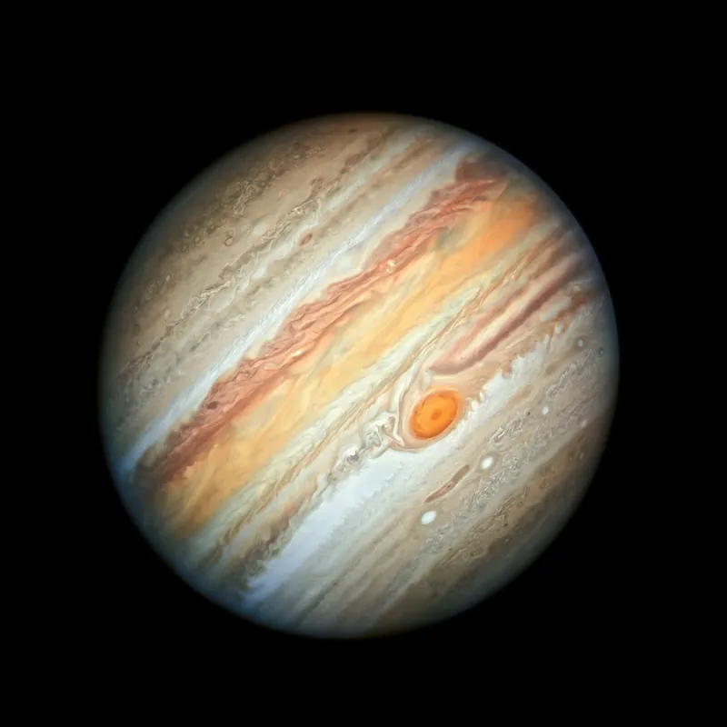 Jupiter photographiée par Hubble le 27 juin 2019, avec ses bandes de nuages colorées et la Grande Tache rouge