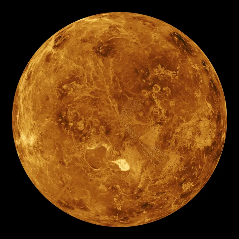 Carte radar de la surface de Vénus en couleurs simulées : un globe orange doré strié de reliefs, centré sur le pôle nord