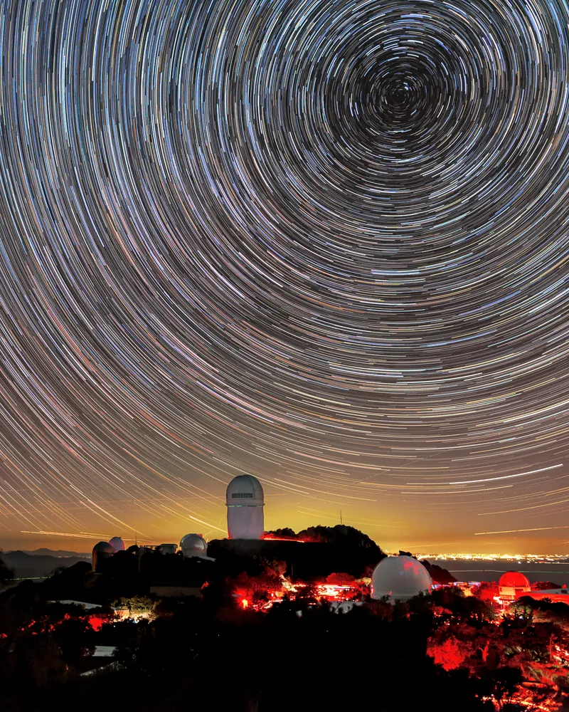 Les étoiles tracent des cercles autour de l’étoile Polaire, presque immobile, au-dessus de l’observatoire de Kitt Peak
