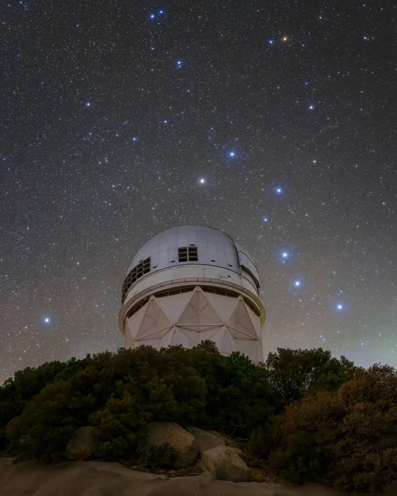 La Grande Ourse à droite de la coupole du télescope Mayall, à Kitt Peak, et l’étoile Polaire à l’extrême gauche