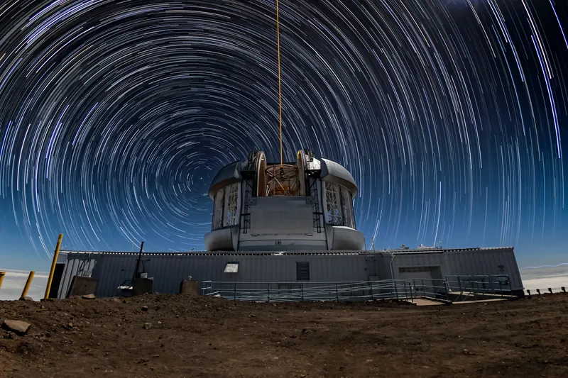 Des traînées d’étoiles dessinent des cercles autour de l’étoile Polaire, derrière la coupole du télescope Gemini Nord