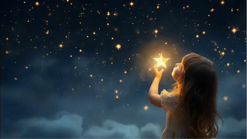 Une petite fille tend la main vers une étoile dorée dans un ciel de nuit