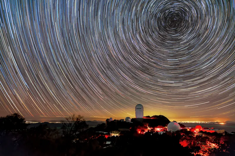 Les étoiles tracent des cercles autour de l’étoile Polaire, presque immobile, au-dessus de l’observatoire de Kitt Peak