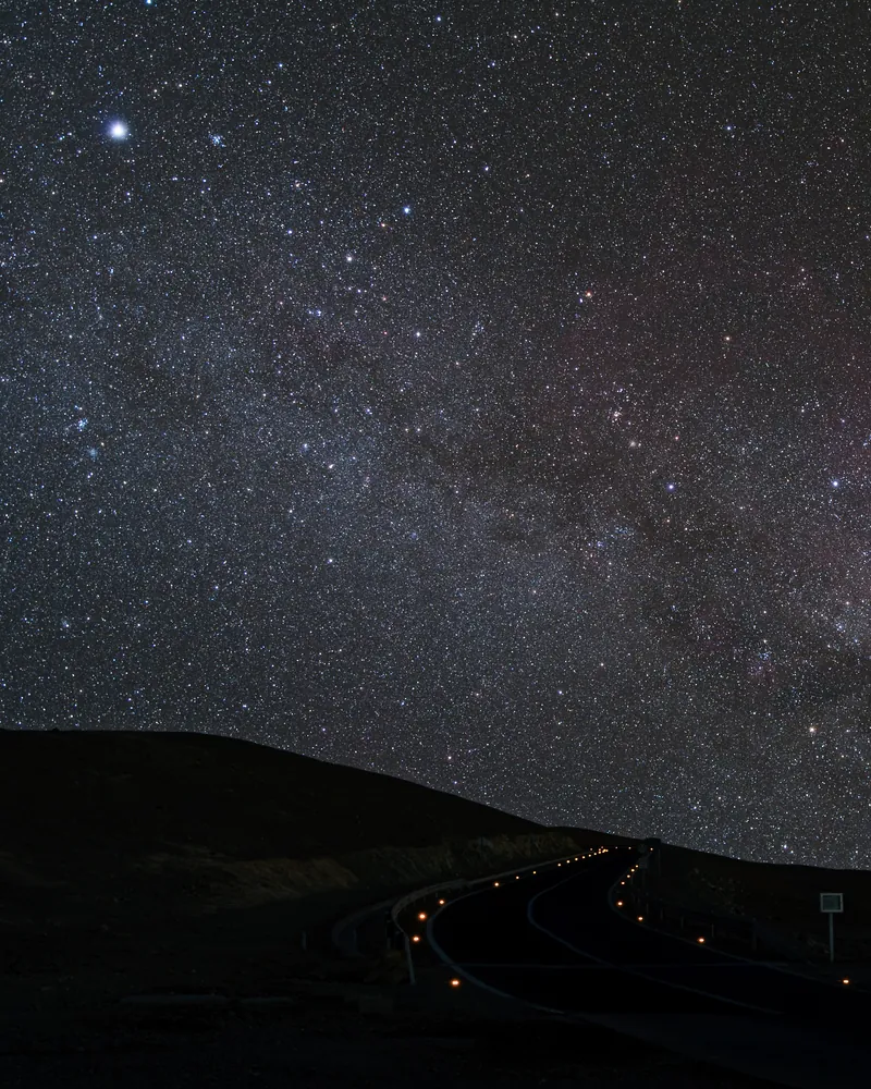 Sirius, très brillante en haut à gauche d’un ciel dense d’étoiles traversé par la Voie lactée, vu de Paranal, au Chili