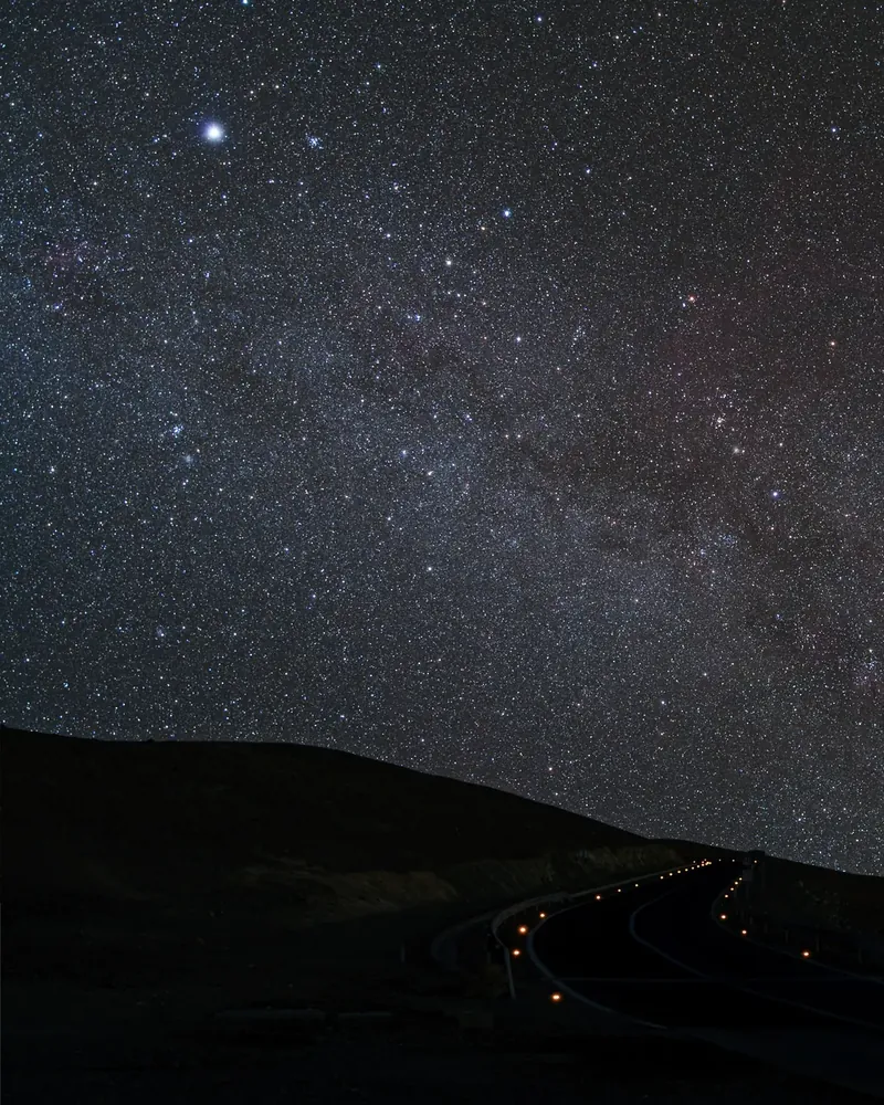 La route de Paranal sous un ciel étoilé où brille Sirius
