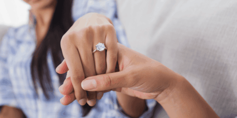 Main d’une femme portant une bague de fiançailles