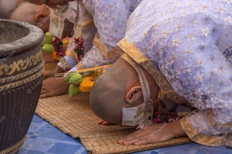 Cérémonie d’ordination bouddhiste, un homme incliné pendant le rituel