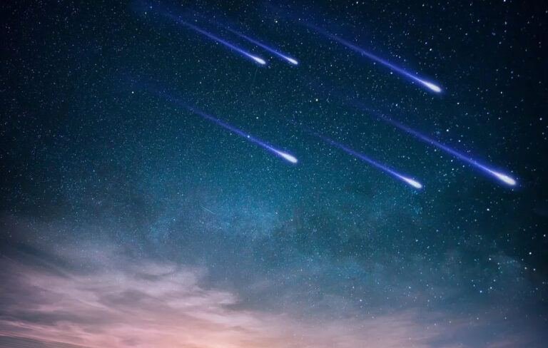 Étoiles filantes traversant un ciel nocturne