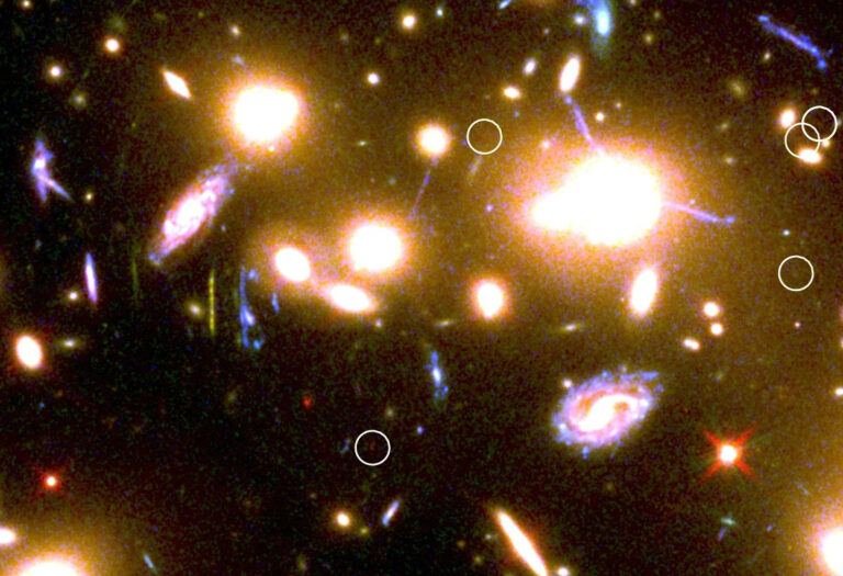 Galaxie spirale lumineuse dans l’espace profond