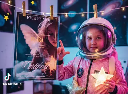 Jeune fille lisant son certificat de baptême d'étoile cadeau anniversaire symbolique fille