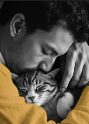 Homme serrant tendrement son chat tigré contre son visage