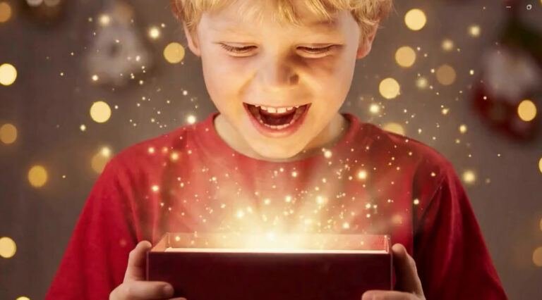 Petits-enfants cherchant la constellation de leur grand-mère dans le ciel