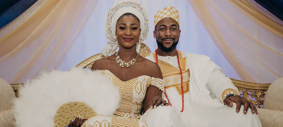 Mariés en tenue coutumière africaine assis côte à côte
