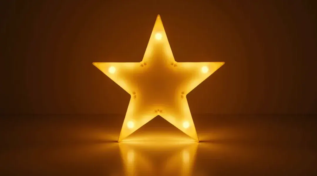 Étoile lumineuse dorée posée dans la pénombre