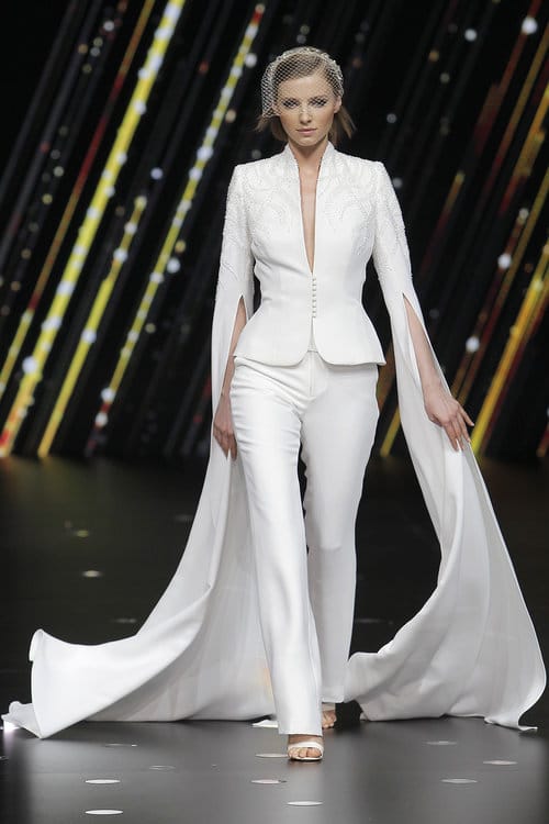 Tailleur pantalon de mariée élégant avec longue cape