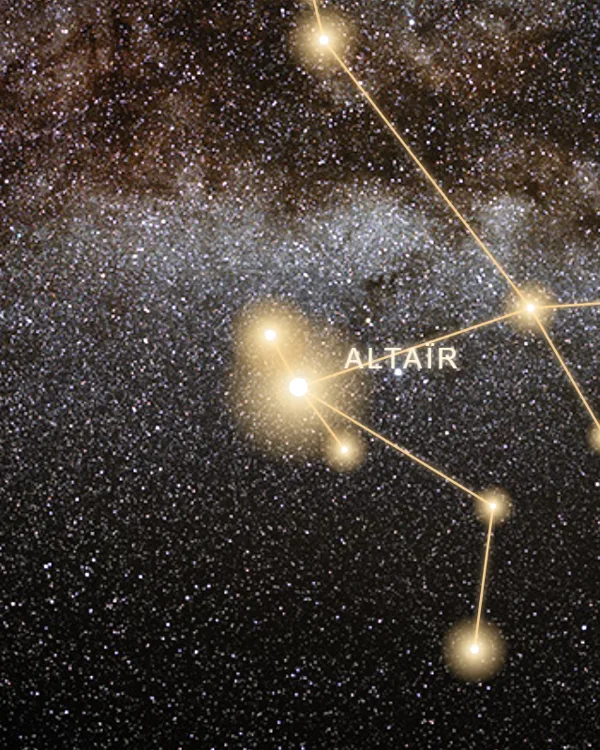 Altaïr encadrée de Tarazed et Alshain, les trois étoiles alignées au cœur de la constellation de l’Aigle sur la Voie lactée