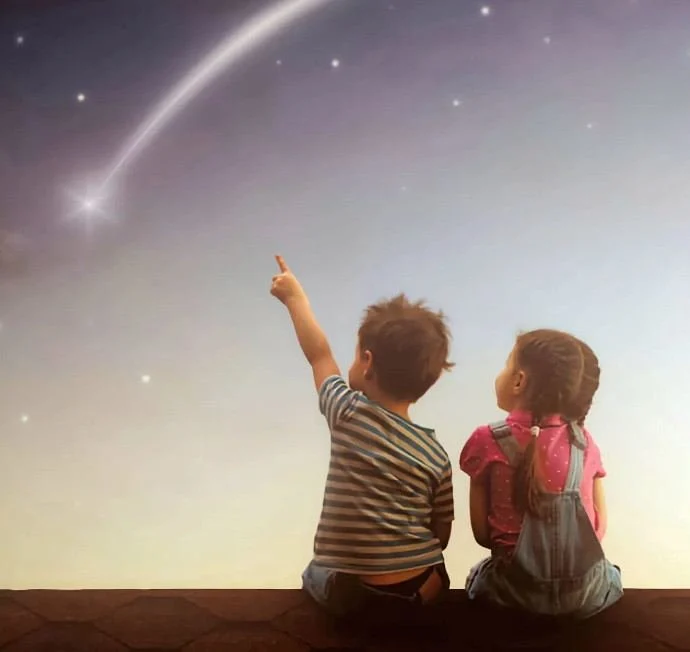 Enfant apprenant le ciel avec son étoile, cadeau éducatif