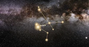 Tracé doré de la constellation de l’Aigle et de l’étoile Altaïr sur la Voie lactée