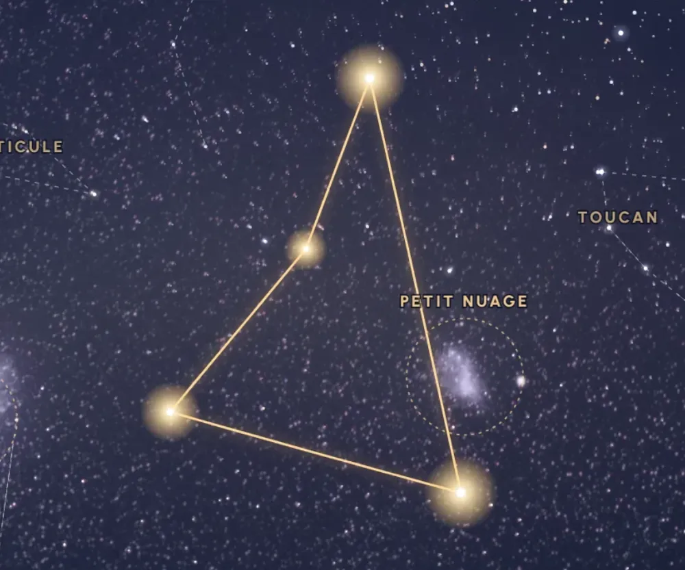 La constellation de l’Hydre mâle tracée en or sur le ciel étoilé