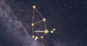 Les étoiles de la constellation de Céphée reliées en or sur fond de Voie lactée, dont Alderamin