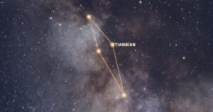 La constellation de l’Écu de Sobieski reliée par un trait d’or devant la Voie lactée, avec Tianbian