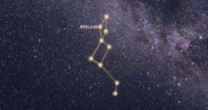 Constellation du Lézard tracée en or devant la Voie lactée, avec l’étoile Stellio