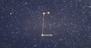 La constellation du Petit Cheval reliée par un trait d’or dans un ciel semé d’étoiles, avec Kitalpha