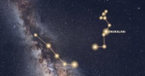 Les étoiles de la constellation du Serpent reliées en or en lisière de la Voie lactée, dont Unukalhai