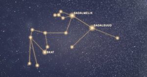 Les étoiles de la constellation du Verseau reliées en or sur un ciel étoilé, dont Sadalsuud, Sadalmelik et Skat