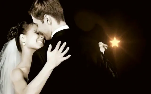 Jeunes mariés enlacés devant une étoile qui brille, Demande en mariage